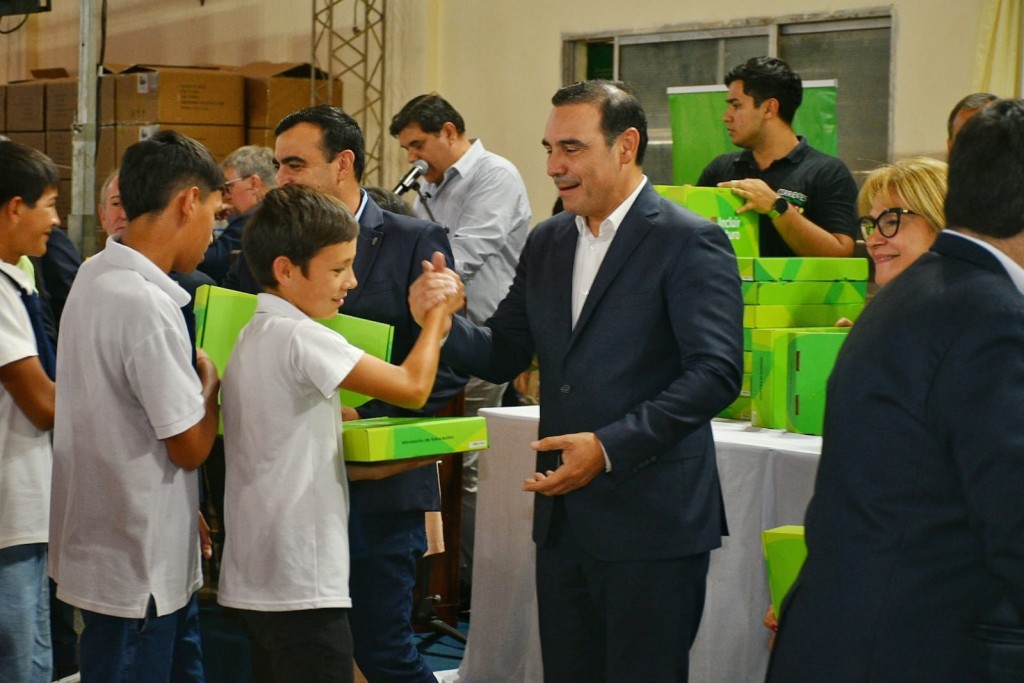 Valdés entregó más de 800 notebooks en Capital