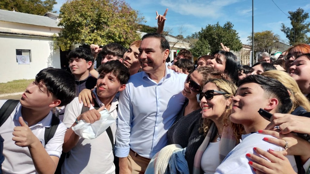 Valdés anuncia ayuda a jóvenes y futuro aumento salarial