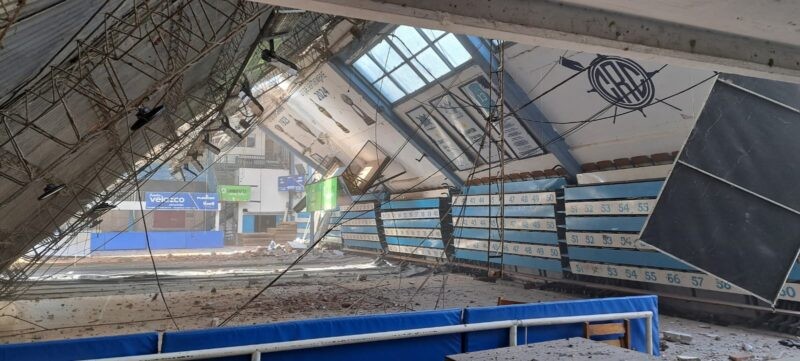 Impactante derrumbe del techo del club Regatas Ctes 