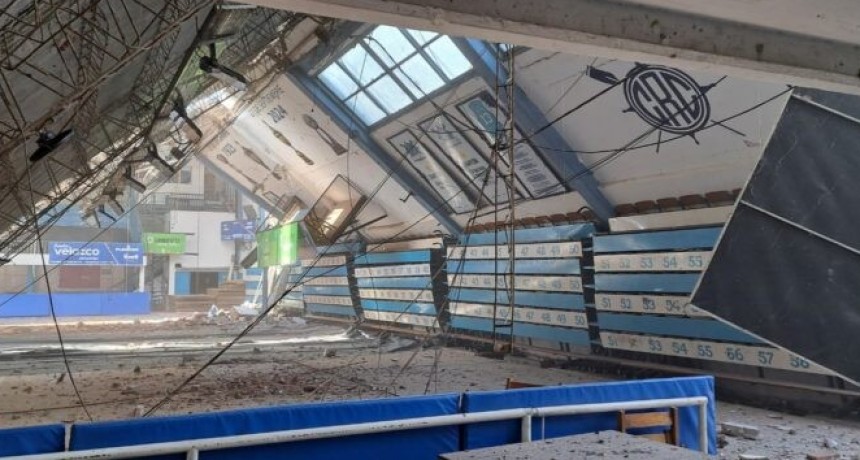 Impactante derrumbe del techo del club Regatas Ctes 